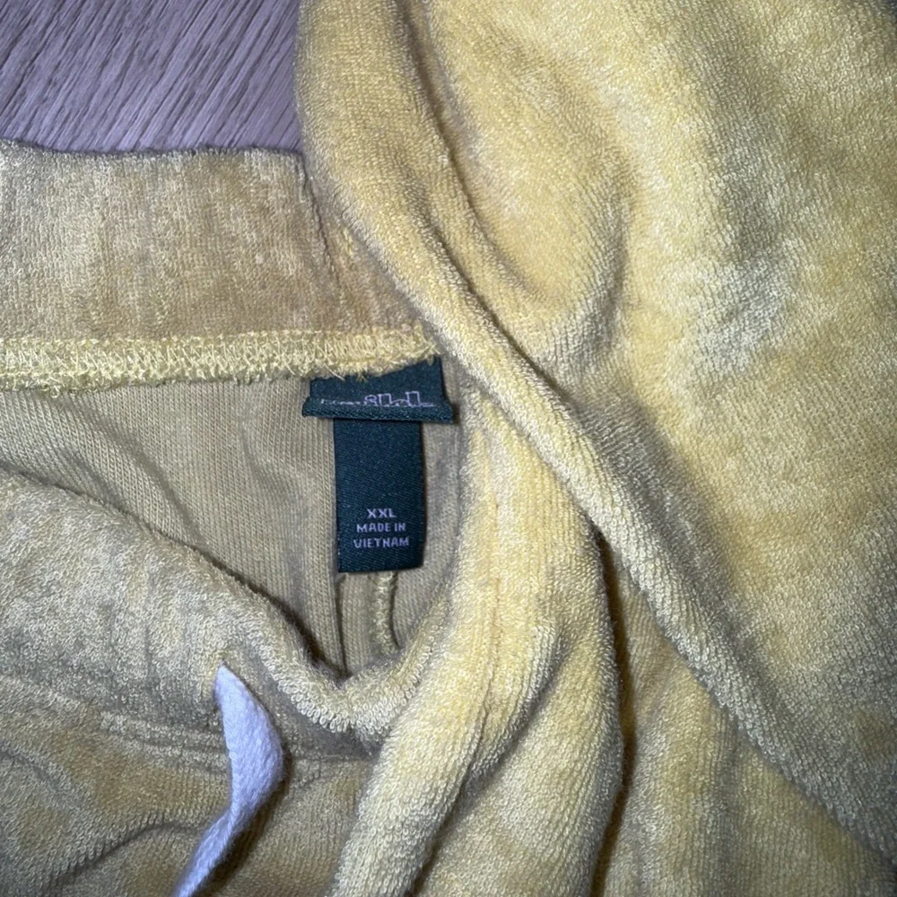 Yellow Hoodie‎ - Picture 2 of 5